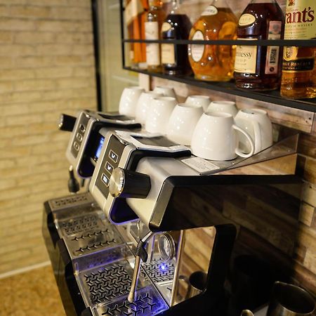 Aura Boutique Hotel Батумі Екстер'єр фото