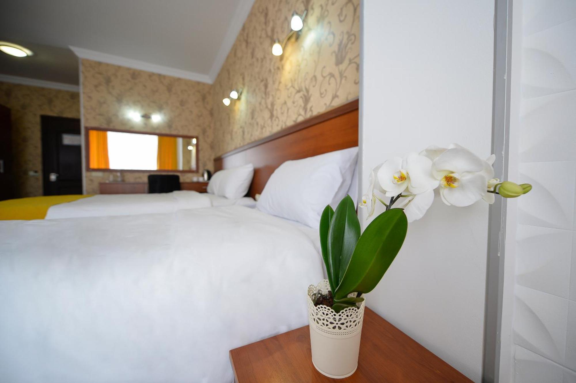 Aura Boutique Hotel Батумі Екстер'єр фото