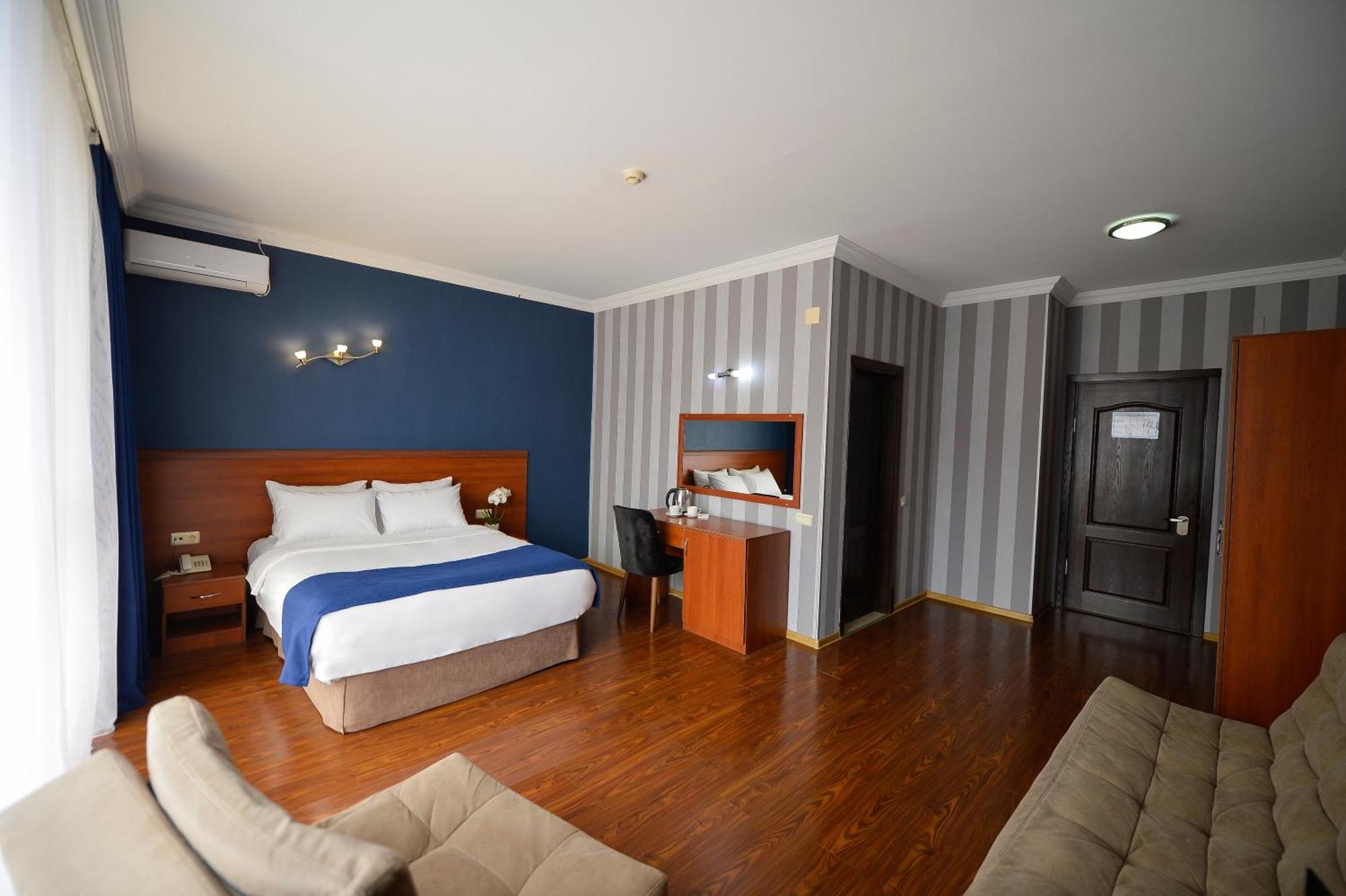 Aura Boutique Hotel Батумі Екстер'єр фото