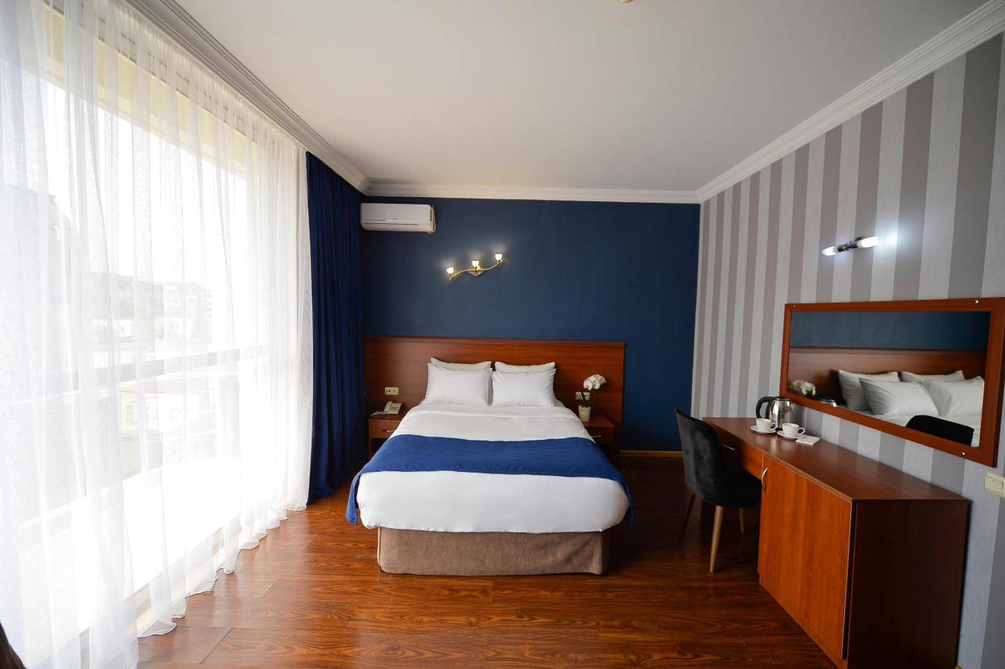 Aura Boutique Hotel Батумі Екстер'єр фото